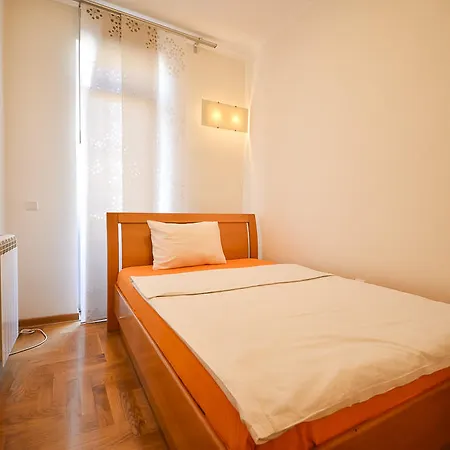 Rezime Civilization Hotel