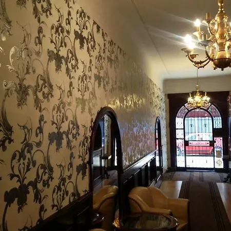 Rezime Civilization Hotel